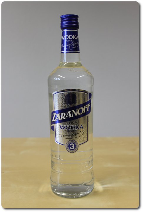 Die Wodka Zaranoff Flasche auf einem Tisch.