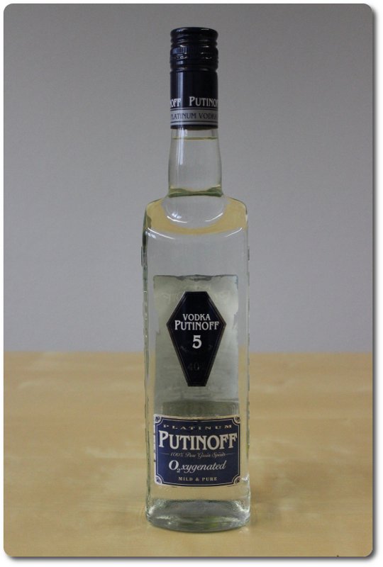 Vodka Putinoff Flasche auf einem Tisch.