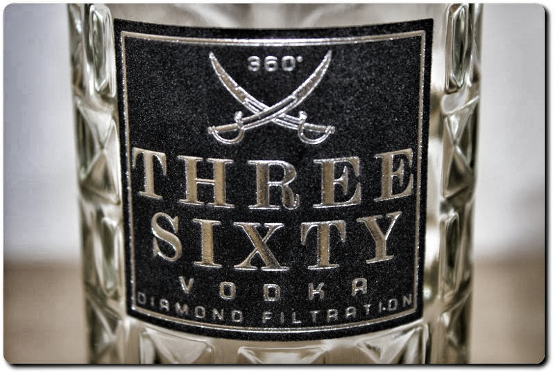  Das Three Sixty Vodka Label aus Samt mit gekreuzten Säbeln 