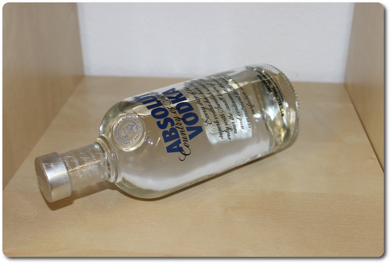 Absolut Vodka Flasche liegend im IKEA Regal